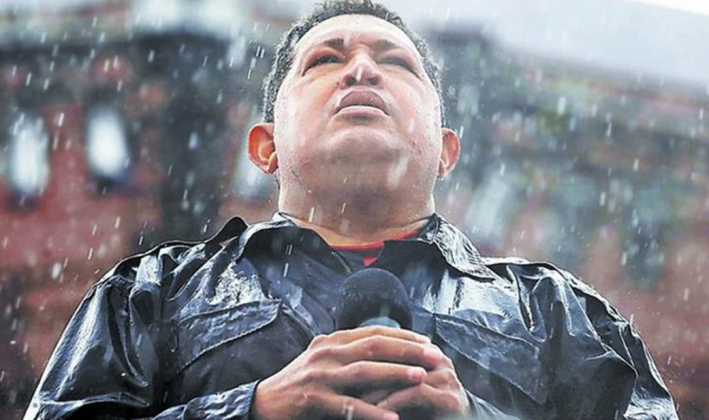 Една от най-емблематичните последни снимки на Чавес–тук държи реч под проливен дъжд на финала на предизборната кампания през ноември 2012 г., която му донесе последната президентска победа. Снимка: Хорхе Силва