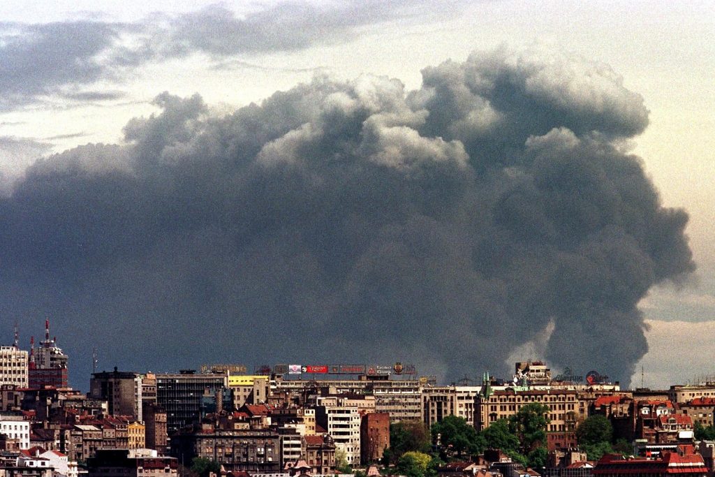 Когато НАТО удря химическия завод в Панчево край Белград, отровен облак от изпуснати химикали захлупва сръбската столица. Снимка: Российская газета
