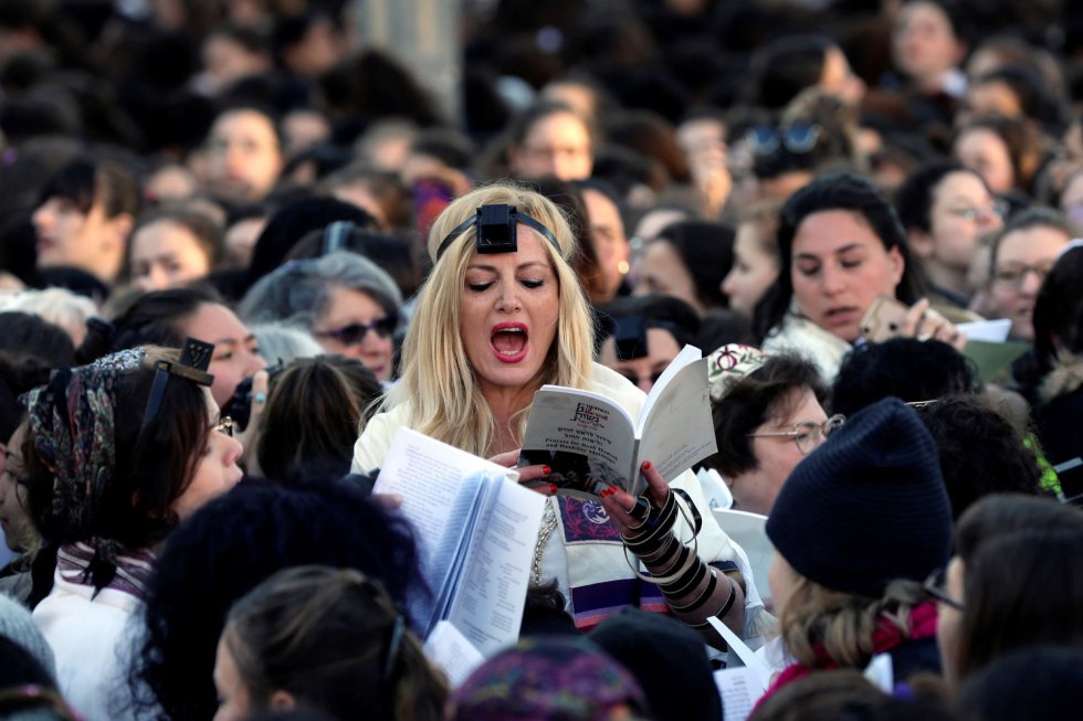 Необичайна демонстрация имаше в Йерусалим–там създадено още преди 30 г. израелско женско движение, изискващо жените да имат право да се молят край Стената на плача наравно с мъжете, отново повдигна въпроса на масова проява. Участничките обаче бяха бити от ортодоксални юдаисти. Снимка: EFE