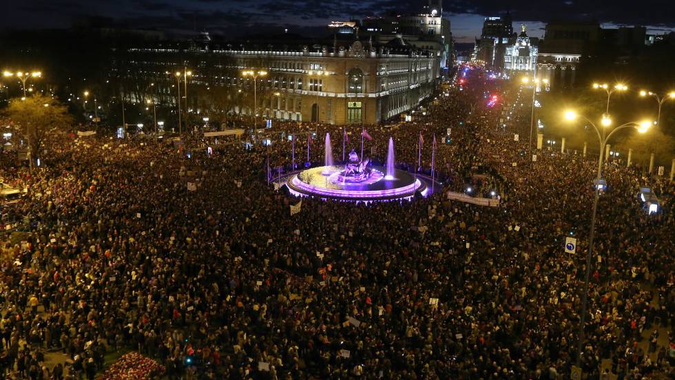 Мадридското шествие на жените заля и площад "Сибелес" вечерта на 8 март. Фонтанът в средата бе осветен в лилавия цвят на феминизма. Снимка: El Pais