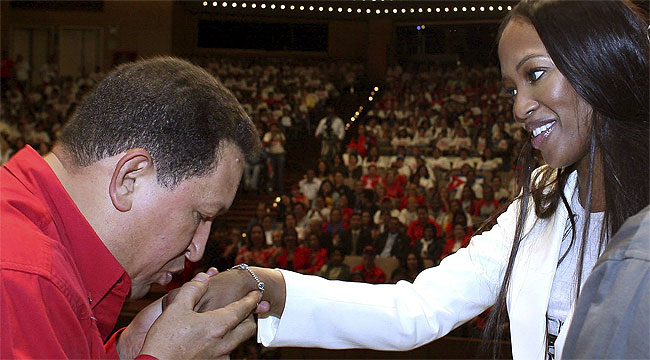 Уго Чавес приветства Наоми Кембъл в Каракас през 2008 г. Снимка: albaciudad
