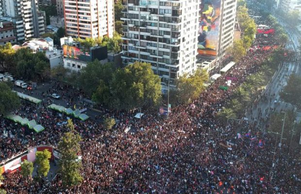Около 400 000 души участваха в осмомартенското шествие в чилийската столица Сантяго. Снимка: Resuman Latinoamericano