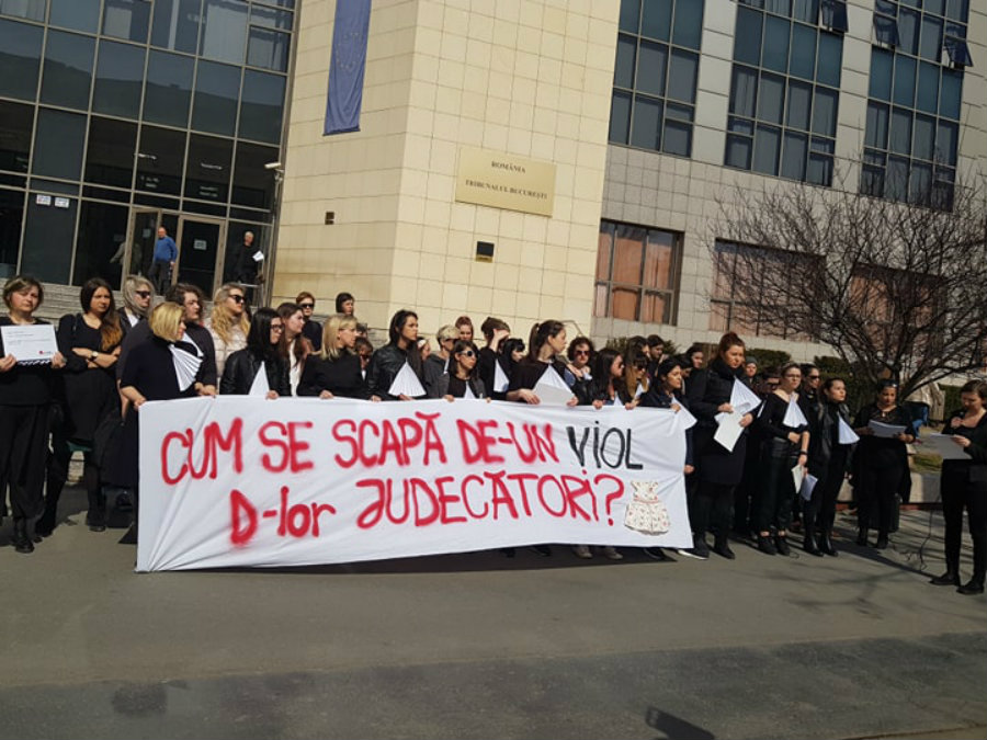 "Господа съдии, как се измъква човек от изнасилване?", питат протестиращите в Букурещ жени Снимка: Мария Чернат