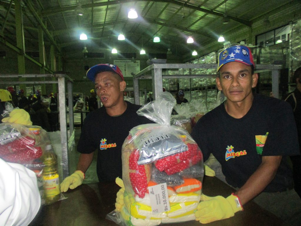 Това са пакетите със субсидирани храни, които правителството осигурява всеки месец на 6 милиона семейства в 30-милионна Венесуела. Снимка: Къдринка Къдринова