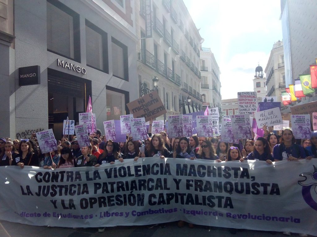 „Срещу мачисткото насилие, патриархалното и франкистко правосъдие, капиталистическото потисничество”–това пише на плаката начело на феминисткото шествие из центъра на Мадрид на 8 март. Снимка: Twitter