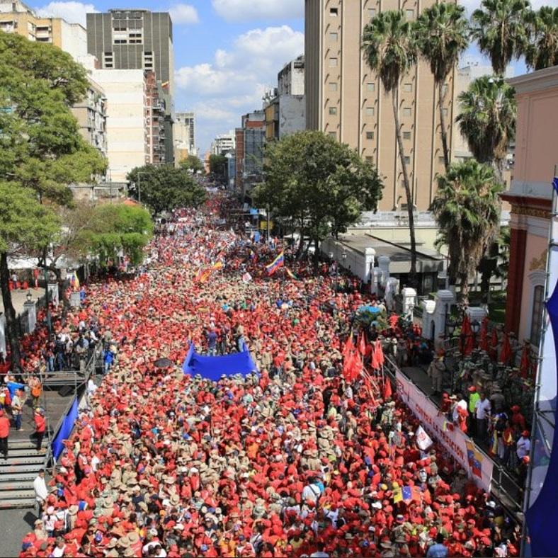 Масов чавистки митинг се събра в събота край президентския дворец "Мирафлорес" (част от двореца се вижда вдясно). Пред множеството говори Николас Мадуро. Снимка: Resumen Latinoamericano