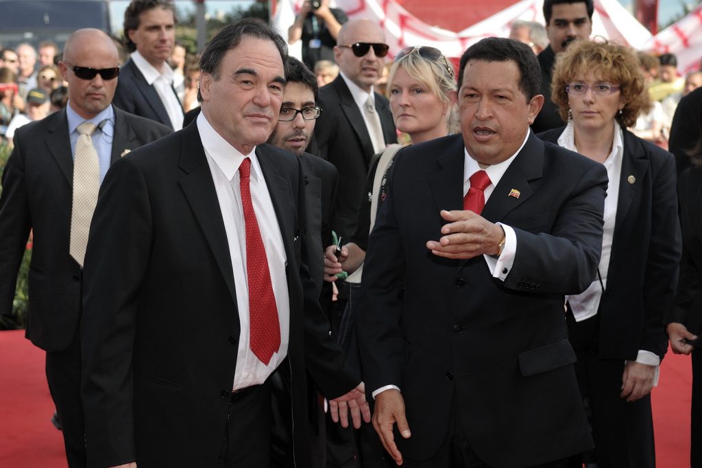Уго Чавес и Оливър Стоун на кинофестивала във Венеия през 2009 г., когато там бе представен филмът "На Юг от границата". Снимка: Wikimedia Commons