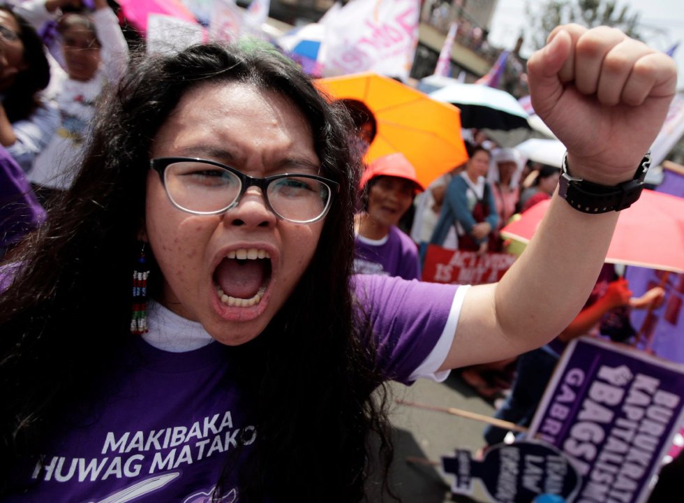 Млада филипинка скандира за женски права в Манила. Снимка: EFE