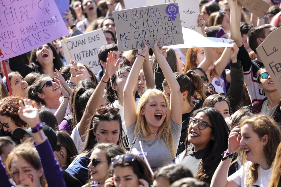"Нито покорна, нито благочестива, харесвам се свободна, красива и луда"–това пише на лозунга на русото момиче в центъра на снимката, което бе сред участничките във феминисткото шествие в Барселона на 8 март. Снимка: EFE