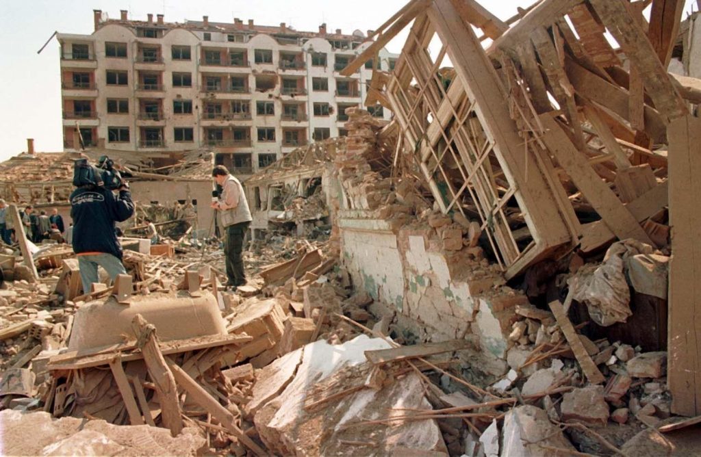 Разрушенията, които оставят натовските бомби, са съсипващи. Снимка: rusplt.ru