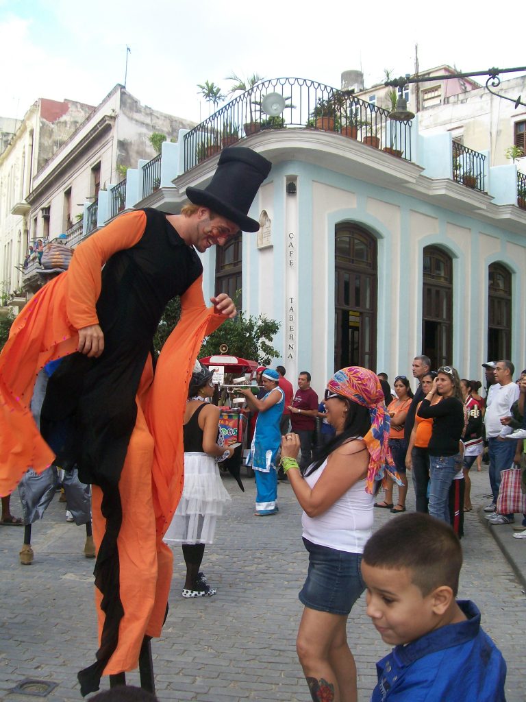 Улична веселба край Стария площад в Хавана. Снимка: Къдрнка Къдринова