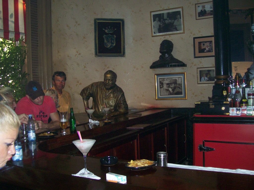 Бронзовият Хемингуей завинаги е застинал на любимото си място в края на бара във "Флоридита". Снимка: Къдринка Къдринова