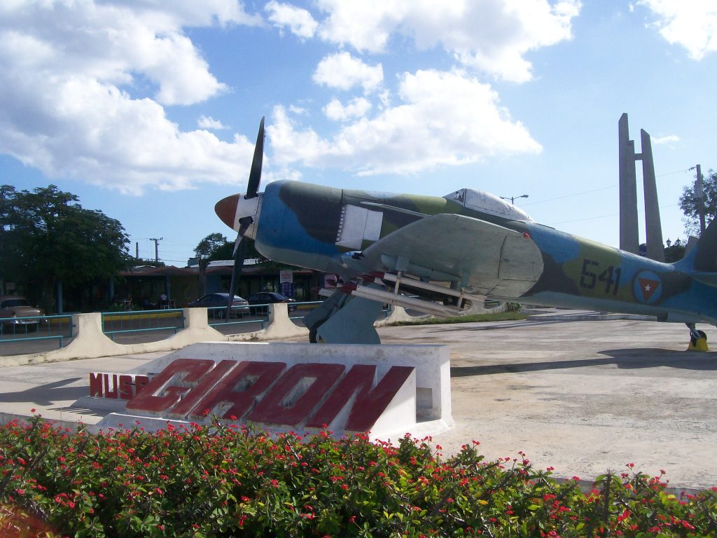 Пред музея в Плая Хирон, Куба, изграден в памет на спечелената битка срещу нашествениците, дебаркирали в Залива на свинете. Снимка: Къдринка Къдринова 