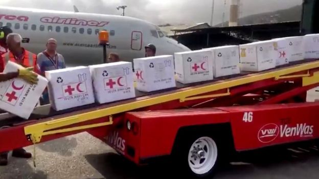 Стоварване на летището в Каракас на хуманитарни пратки от самолет на Международния Червен кръст и Червен полумесец. Снимка: ICRC