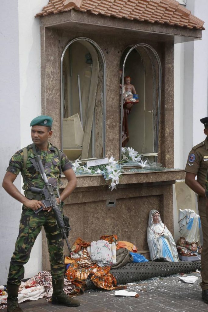 Шриланкийски войници на пост край една от взривените църкви. Снимка: EFE