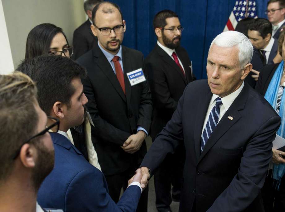 Майк Пенс увери венесуелските опозиционери, събрали се в Хюстън, че е "дошъл моментът да освободим Венесуела и Куба". Снимка: Houston Chronicle