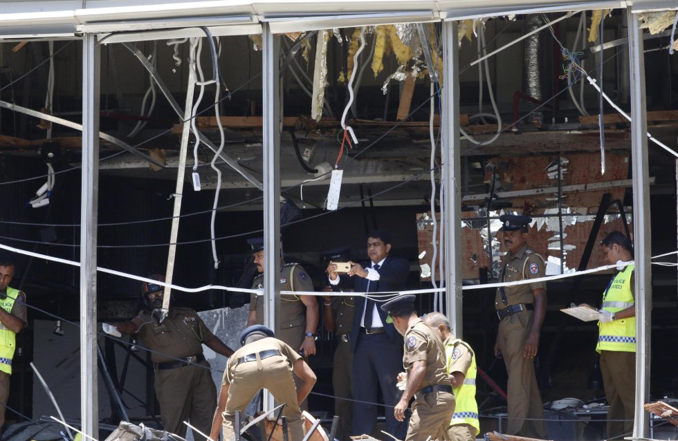 Полицаи оглеждат пораженията от атентата в един от трите ударени луксозни хотели в Коломбо. Снимка: EFE