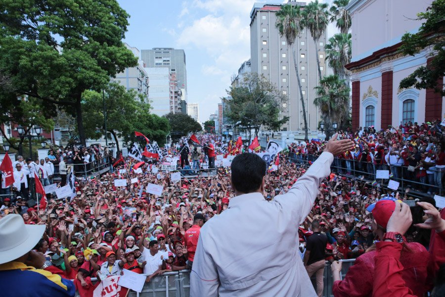 Президентът Николас Мадуро приветства чависткото множество край двореца "Мирафлорес" на 6 април. Снимка: AlbaCiudad