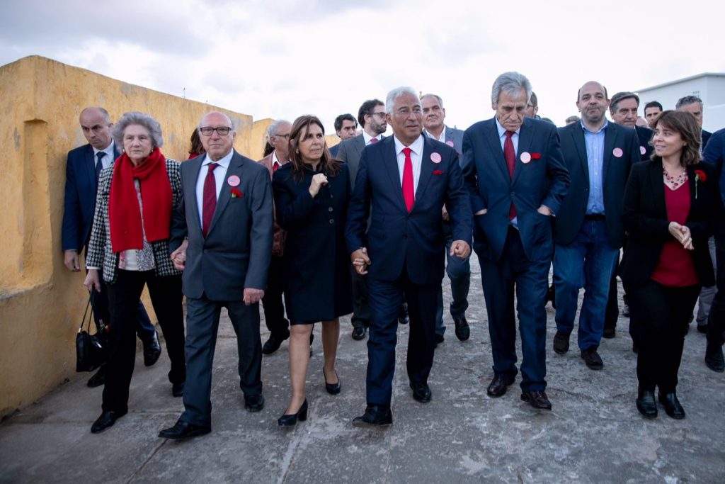 Премиерът Антонио Коща (в средата) бе придружен в обиколката из Пенише от съпругата си (вляво от него), лидера на ПКП Жеронимо де Соуза (вдясно от него) и водачката на Левия блок Катарина Мартинс (с червена блуза и черно сако вдясно). Снимка: sapo.io 