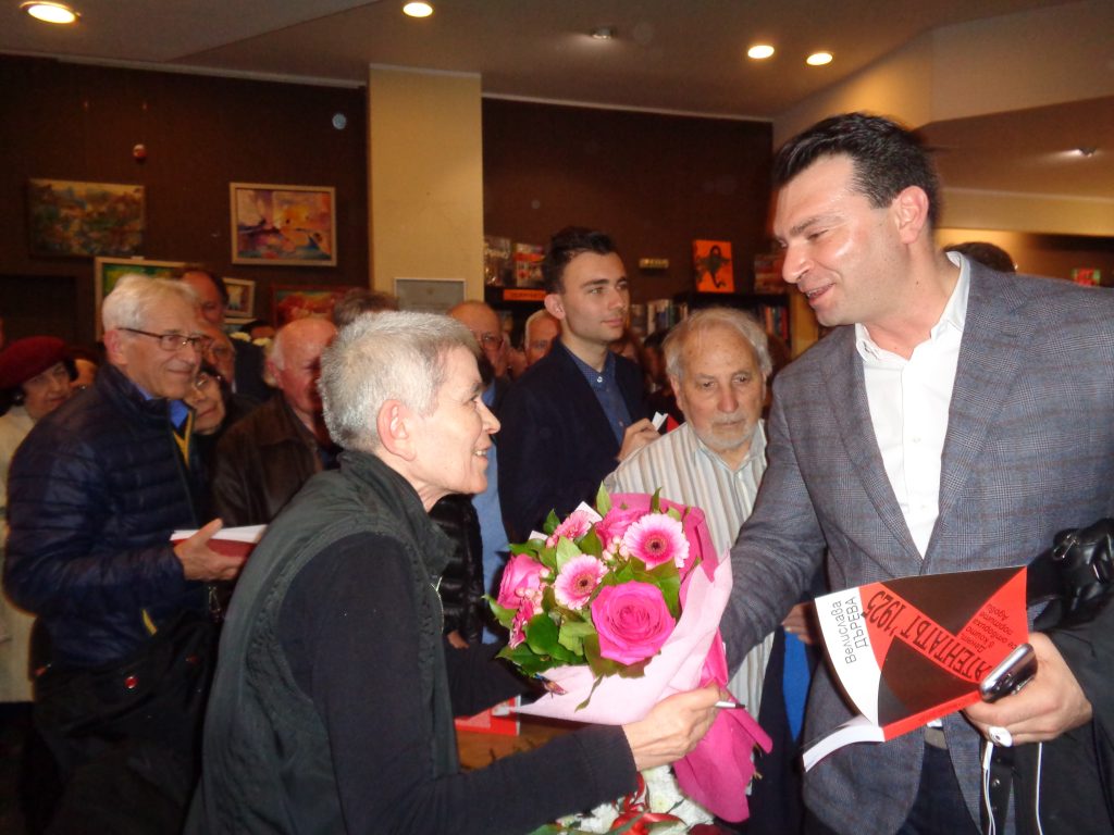 Авторката получи специални поздравления от председателя на софийската организация на БСП. Снимка: Къдринка Къдринова