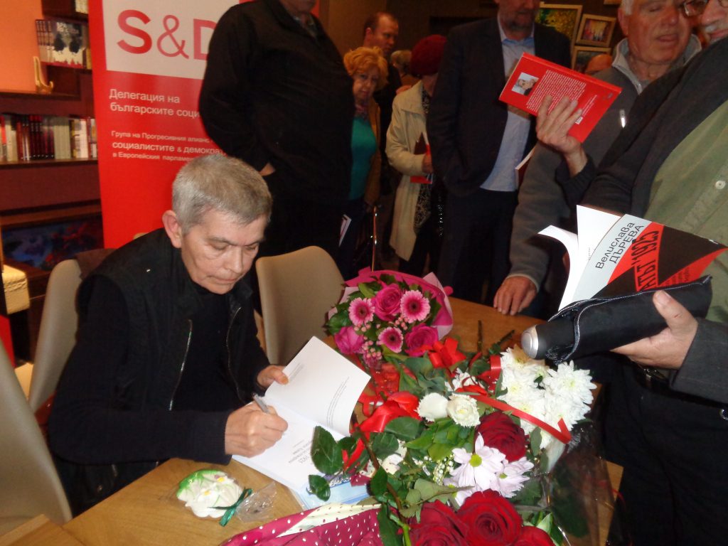 Велислава Дърева раздаде много автографи върху книгата си. Сничка: Къдринка Къдринова
