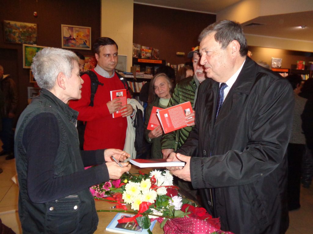 Ексдепутатът Георги Божинов също поздрави Велислава Дърева и получи автограф от нея. Снимка: Къдринка Къдринова