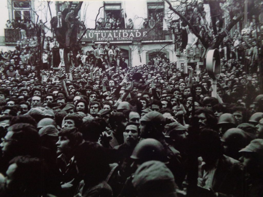 Заливайки улиците на Лисабон в подкрепа на Движенето на капитаните, португалците възпират ответния удар на режима. Снимка: instituto Camoens