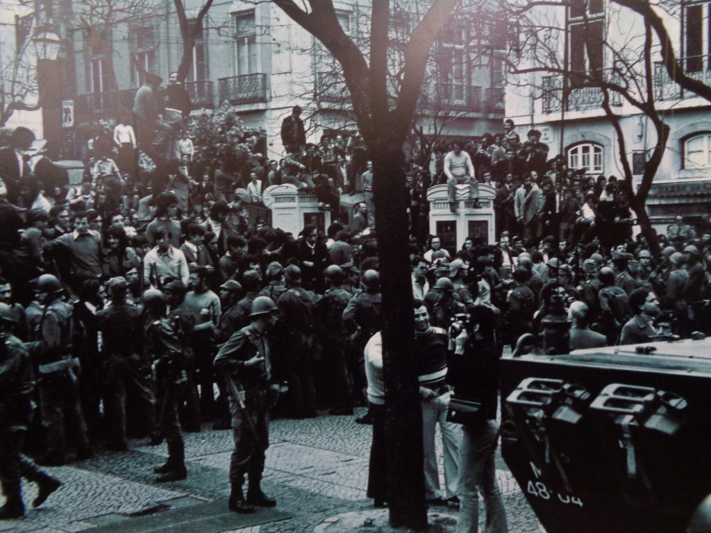 Португалците масово излизат по улиците, за да приветстват военните на 25 април 1974 г. Снимка: Instituto Camoens