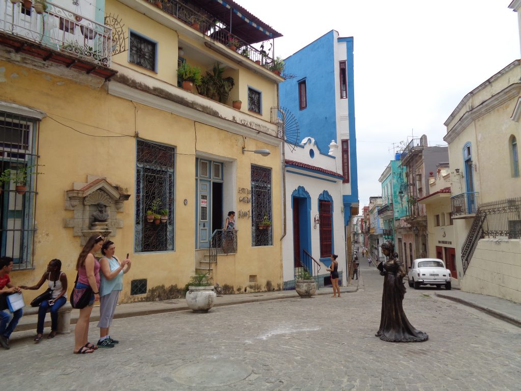 Бронзовата фигура на Сесилия Валдес насред улицата на Хълма на Ангела. Фаталната църква е зад гърба ѝ и не е хваната на този кадър. Снимка: Къдринка Къдринова