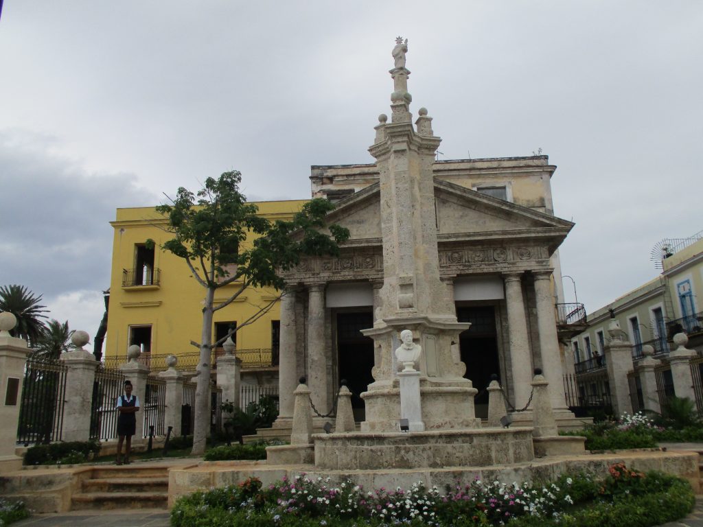 Храмът в чест на основаването на Хавана на 16 ноември 1519 г. Край него е новата все още крехка сейба. Снимка: Къдринка Къдринова