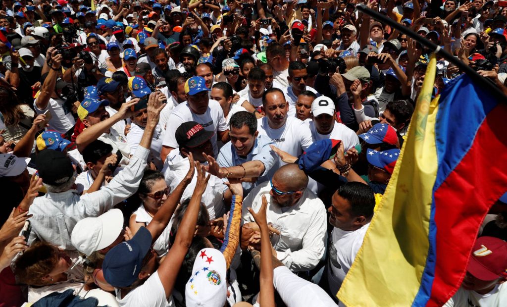 Хуан Гуайдо сред поддръжниците си на опозиционния митиг на 6 април в квартал "Ел Маркес". Снимка: El Pais