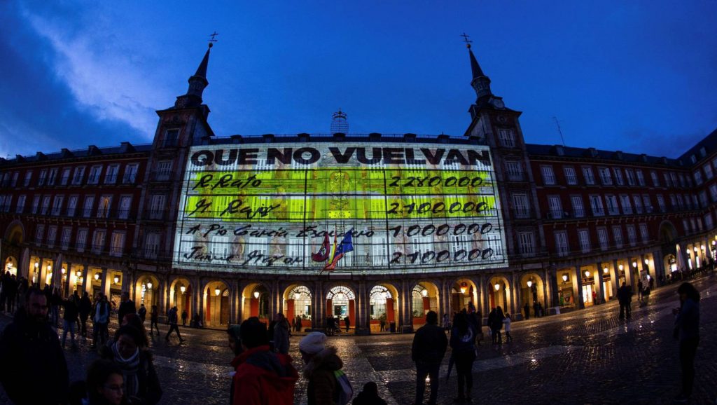 Фасадите на площад "Пласа Майор" в Мадрид станаха импровизиран екран за прожектиране на страници от "тефтерчетата на Барсенас", изобличаващи "черната каса" в Народната партия. Снимка: EFE