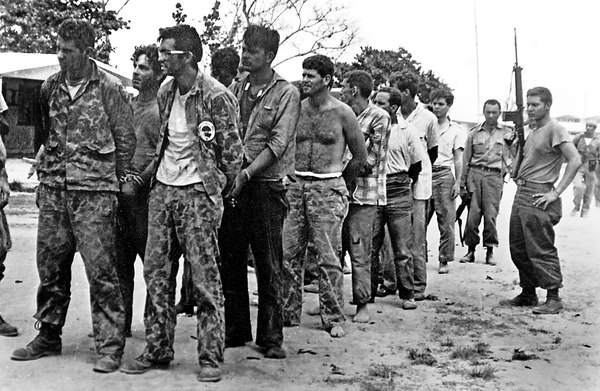 Пленени от кубинската армия наемници след разгрома на десанта в Залива на свенете през април 1961 г. Снимка: La Nacion