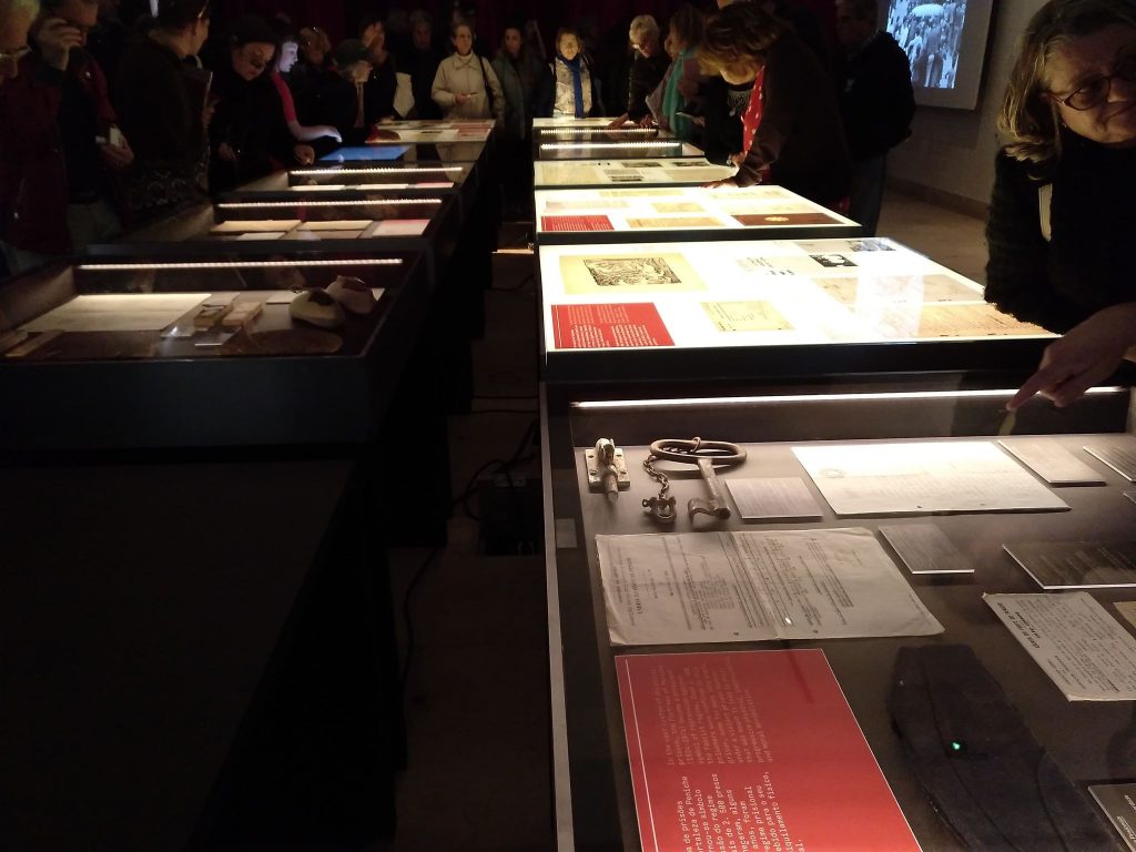 Посетители разглеждат документи от музейната сбирка в Пенише. Снимка: Пауло Тожейра