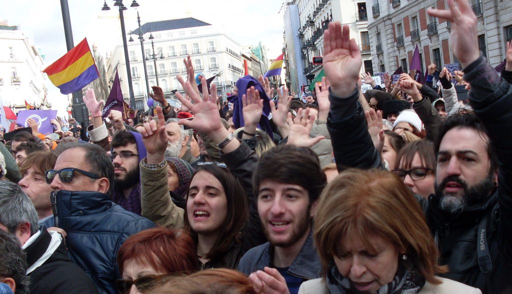 Част от 300-хилядното множество на площад "Пуерта дел Сол" на митинга на подемос на 31 януари 2015 г. Вееха се и знамена от времето на Испанската република. Снимка: Къдринка Къдринова