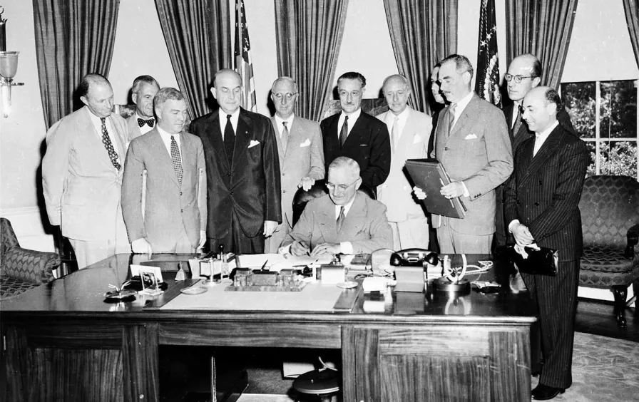 Президентът Труман подписва договора за НАТО през 1949 г.