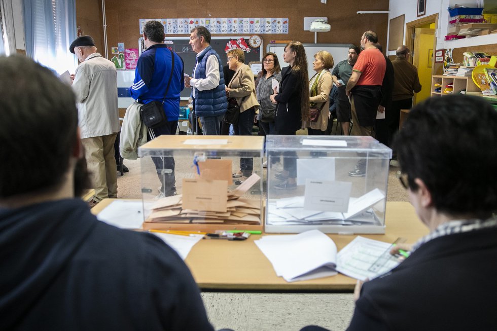При избирателна активност от 75,75% в секциите за гласуване се извиха опашки. Снимка: El Pais