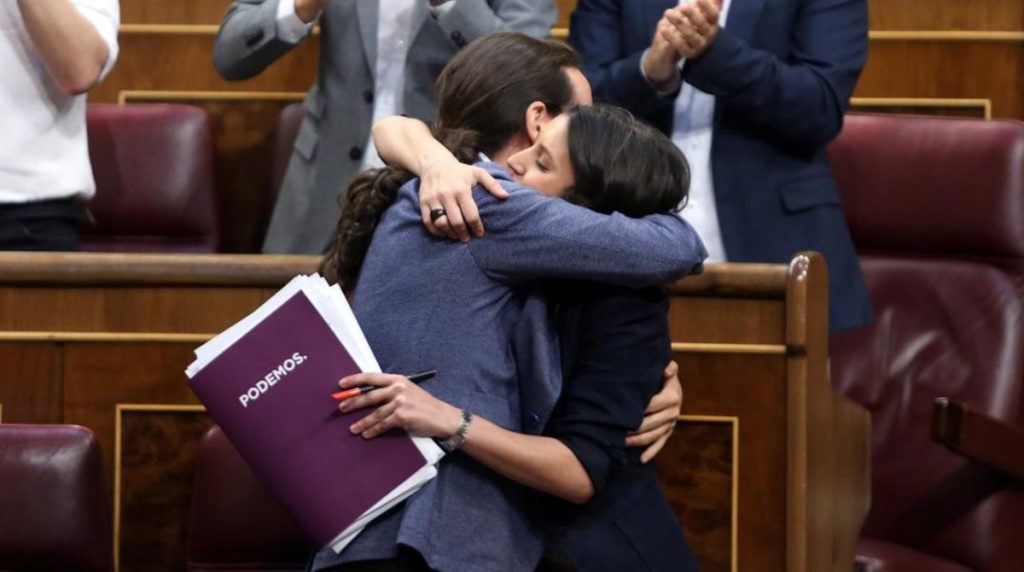Поредна гореща прегръдка на Пабло Иглесиас за Ирене Монтеро след нейно пламенно изказване от парламентарната трибуна. Снимка: El Periodico