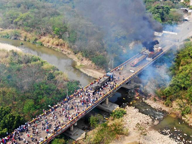 Пламналият камион на моста между Колумбия и Венесуела на 23 февруари т. г. Снимка: Twitter