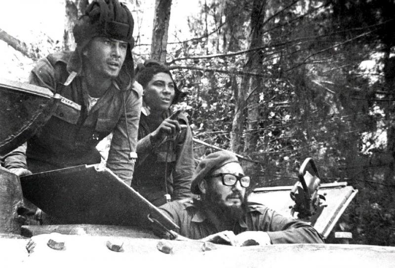 Битката срещу нашествениците от Залива на свинете се ръководи лично от Фидел Кастро (с очилата). Снимка: Pensando Americas