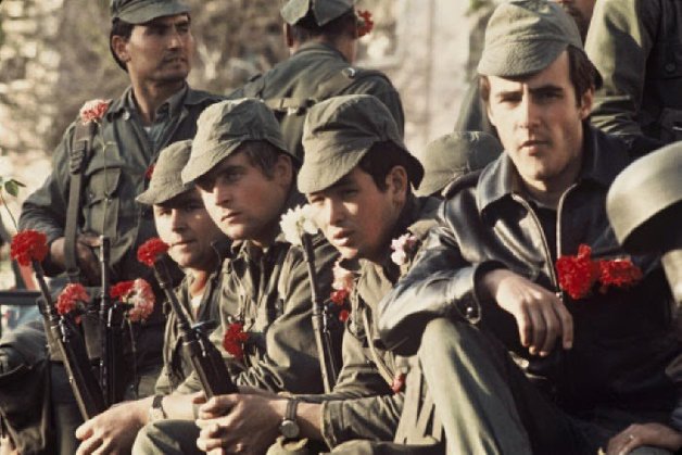Участници в "революцията на карамфилите" в Португалия от Движението на капитаните. 25 април 1974 г. Снимка: cruseiroFM