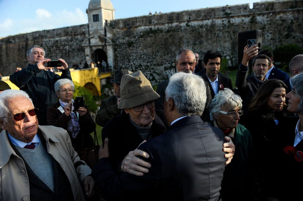 Премиерът Антонио Коща прегърна всеки от присъствалите на церемонията в Пенише ветерани на антифашистката съпротива. Снимка: sapo.io