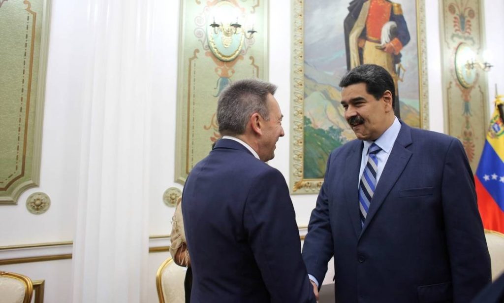 Николас Мадуро прие в президентския дворец "Мирафлорес" на 10 април т.г. председателя на Международния Червен кръст и Червен полумесец Петер Маурур. Снимка: Prensa Presidencial