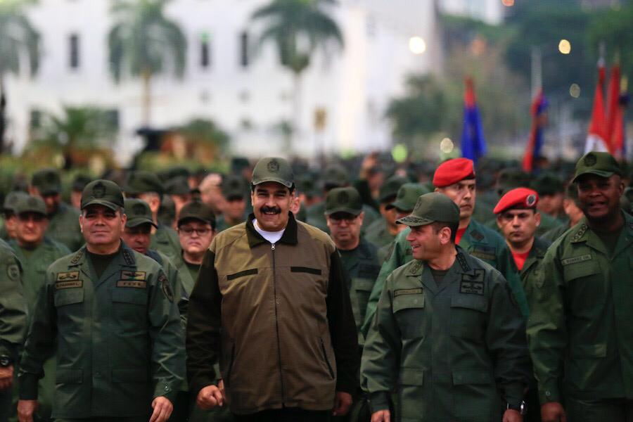 Николас Мадуро (в центъра) заедно с Владимир Падрино Лопес (вляво от него)и Рихилио Себайо (вдясно) вървят из Тюна начело на 4500 военни. Снимка: Prensa Presidencial