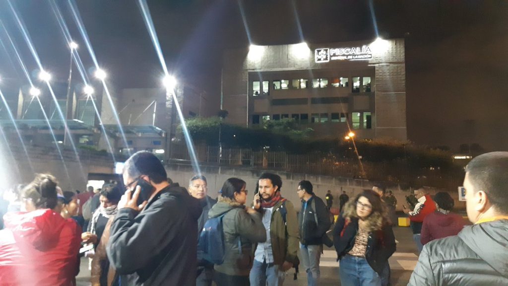 Журналисти чакат вести за Сатрич край сградата на прокуратурата в Богота. Снимка: Туитър