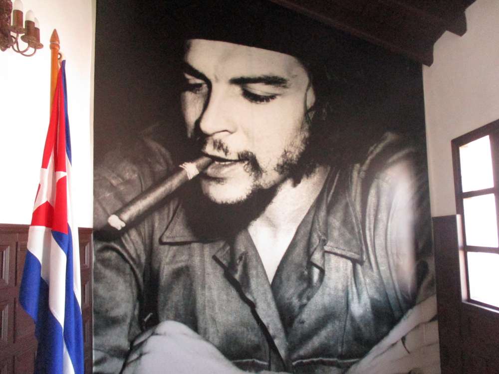 Че Гевара се подсмихва иронично от голям фотопортрет на стената в някогашния му кабинет. Снимка: Къдринка Къдринова