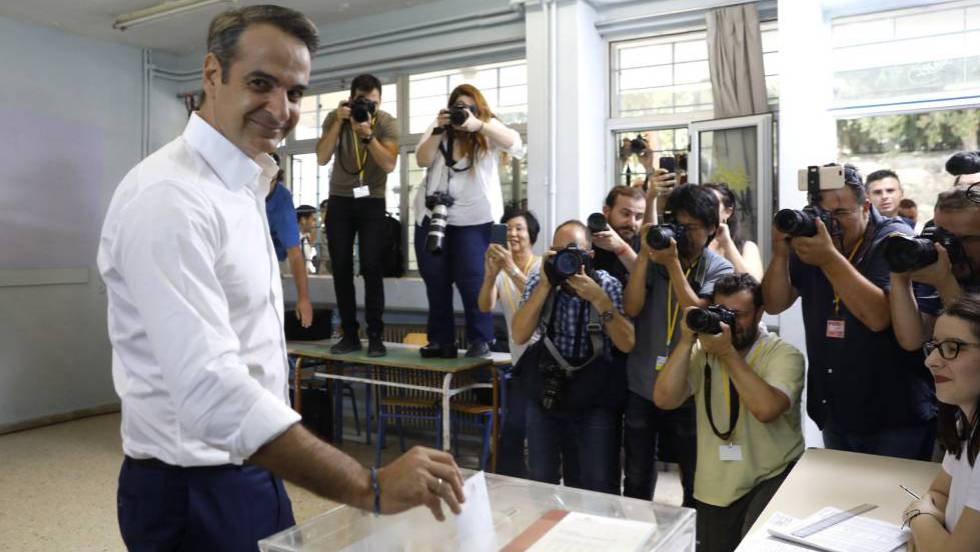 Лидерът на "Нова демокрация" Кирякос Мицотакис гласува в изборния ден. Снимка: EFE