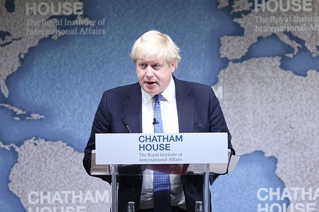 Борис Джонсън, който стана премиер без да е спечелил парламентарни избори, поиска и получи от кралицата замразяване на парламента. Снимка: Wikimedia Commons