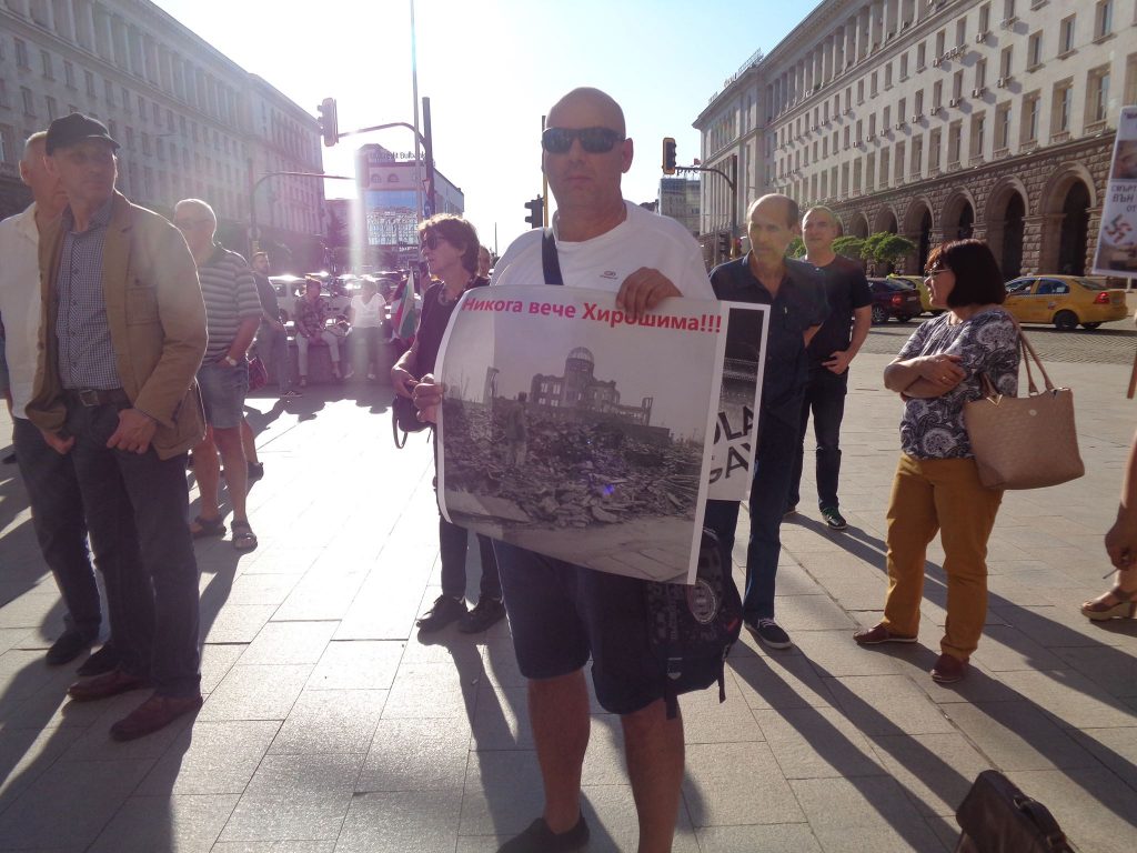 Участници в проявата носеха плакати със снимки от разрушената от американската атомна бомбардировка през 1945-та Хирошима и с призивитова никога да не се повтаря. Снимка: Къдринка Къдринова
