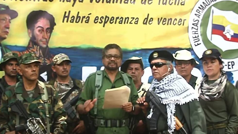Иван Маркес (с листата в ръка) редом до Хесус Сантрич (с черните очила) и други съратници обяви връщане на ФАРК-НА към въоръжената борба. Снимка: EFE
